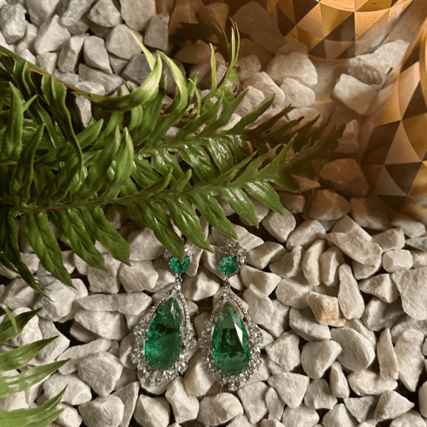 Elegant Emerald Teardrop Earring - Image 6