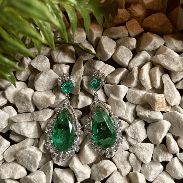 Elegant Emerald Teardrop Earring - Image 5