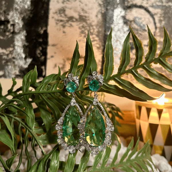 Elegant Emerald Teardrop Earring - Image 4