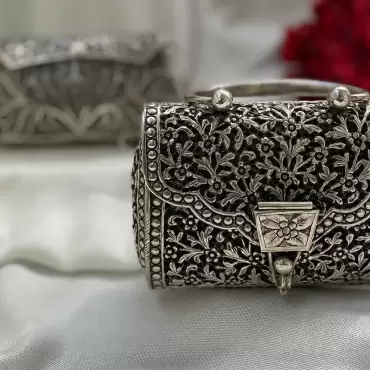 Online Clutches in Pakistan: Buy Now at JewelledGlow